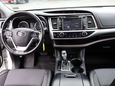 Used 2017 Toyota Highlander AWD LE Plus V6 image 18