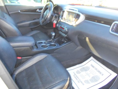 Used 2019 Kia Sorento LX image 11