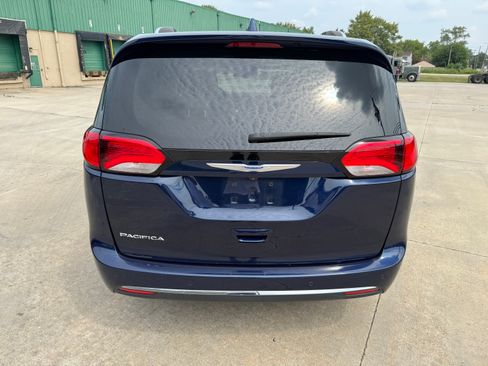Used 2018 Chrysler Pacifica Touring-L image 7