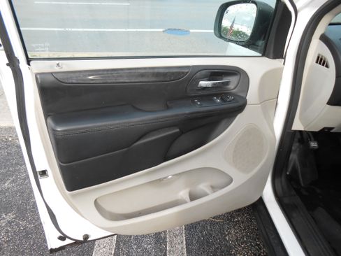 Used 2014 RAM C/V Tradesman image 12