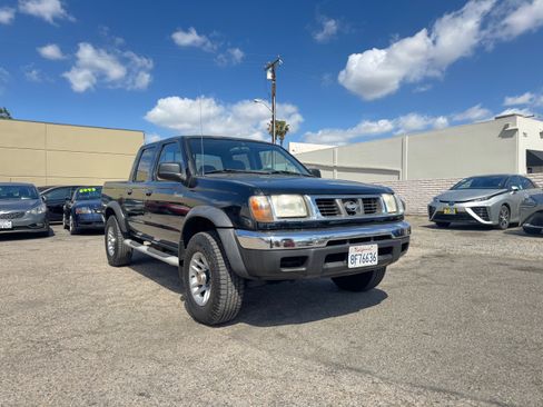 Used 2000 Nissan Frontier image 11