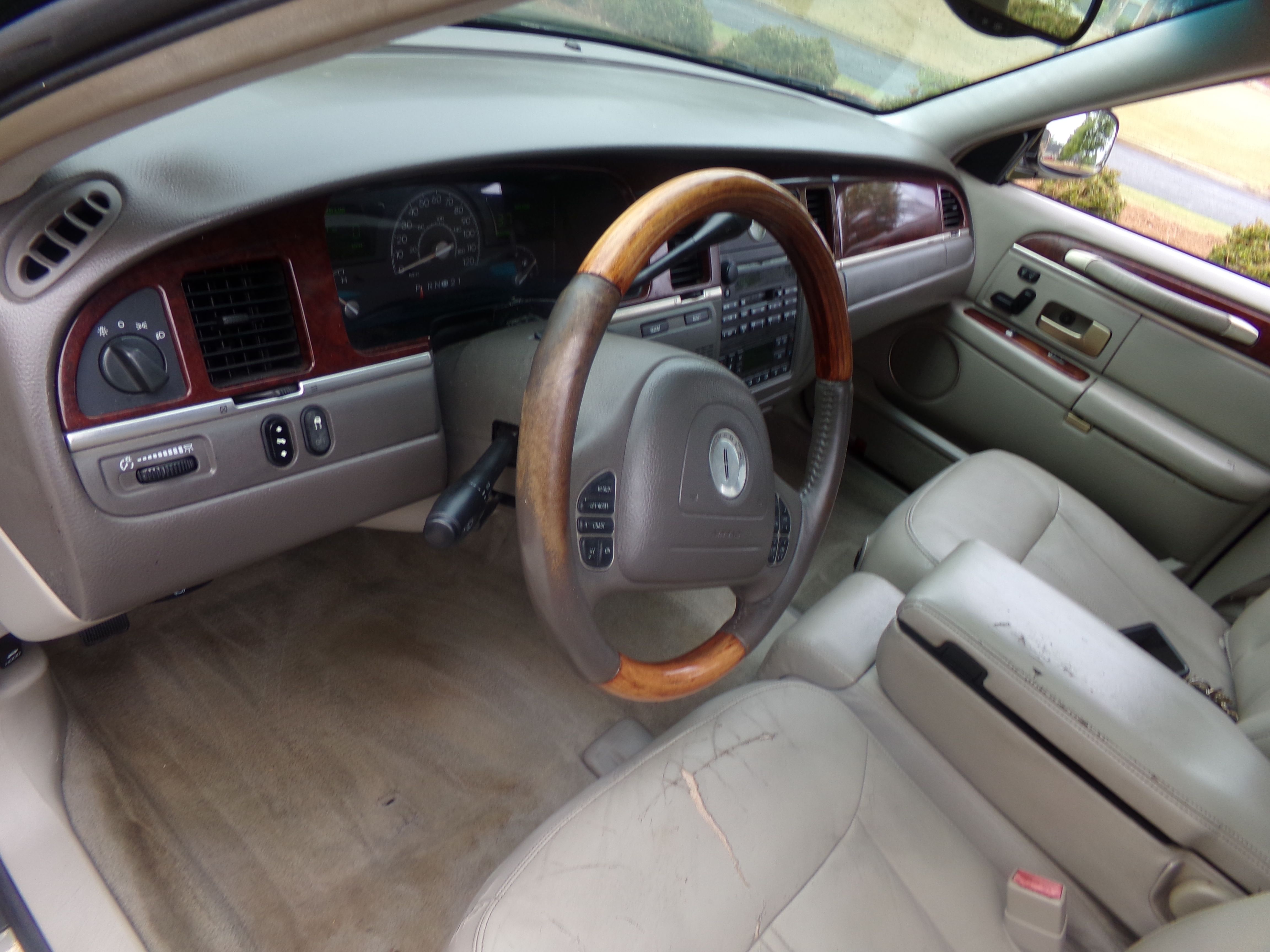 Used 2004 Lincoln Town Car Signature RWD image 14