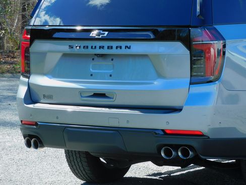 Used 2025 Chevrolet Suburban Z71 image 12