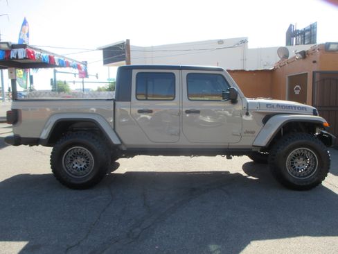 Used 2020 Jeep Gladiator Overland image 2