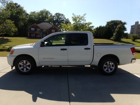 Used 2013 Nissan Titan 2WD Crew Cab SV image 2