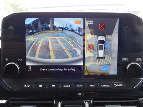 Used 2025 Nissan Pathfinder SL FWD image 16