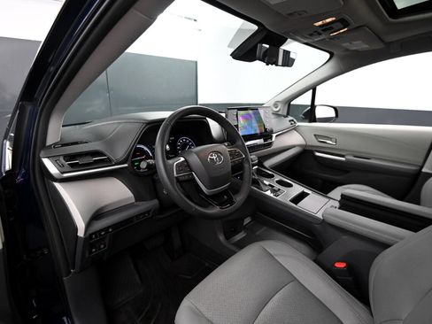 Used 2022 Toyota Sienna Limited image 42