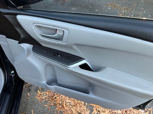 Used 2015 Toyota Camry LE image 14