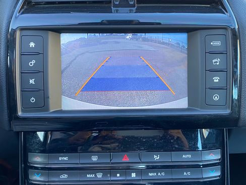 Used 2018 Jaguar XE Premium image 6