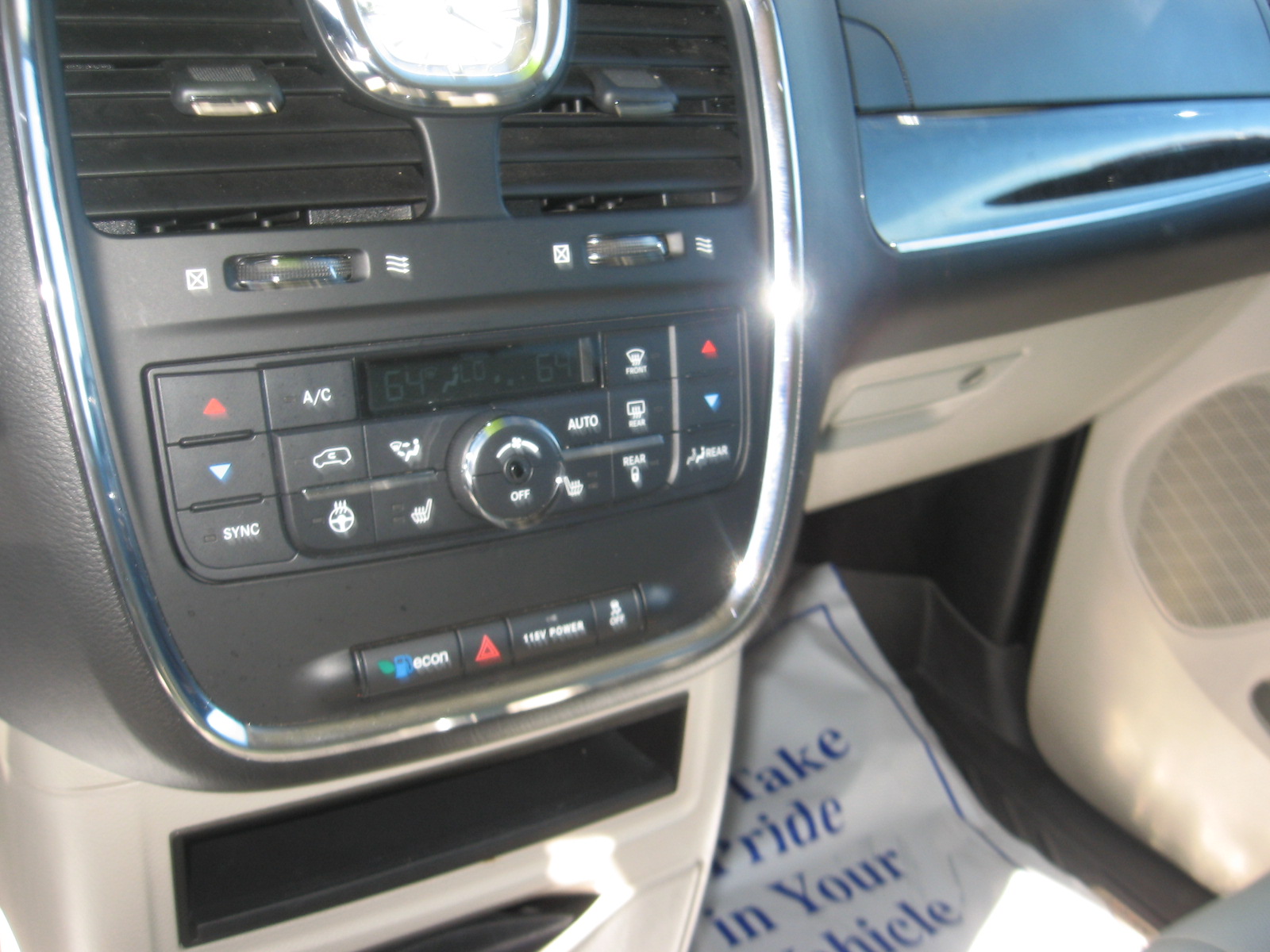 Used 2016 Chrysler Town & Country Touring FWD image 12
