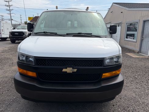 Used 2018 Chevrolet Express 2500 image 2