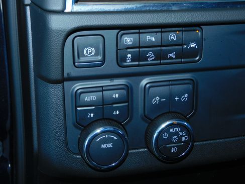 Used 2025 Chevrolet Suburban Z71 image 29