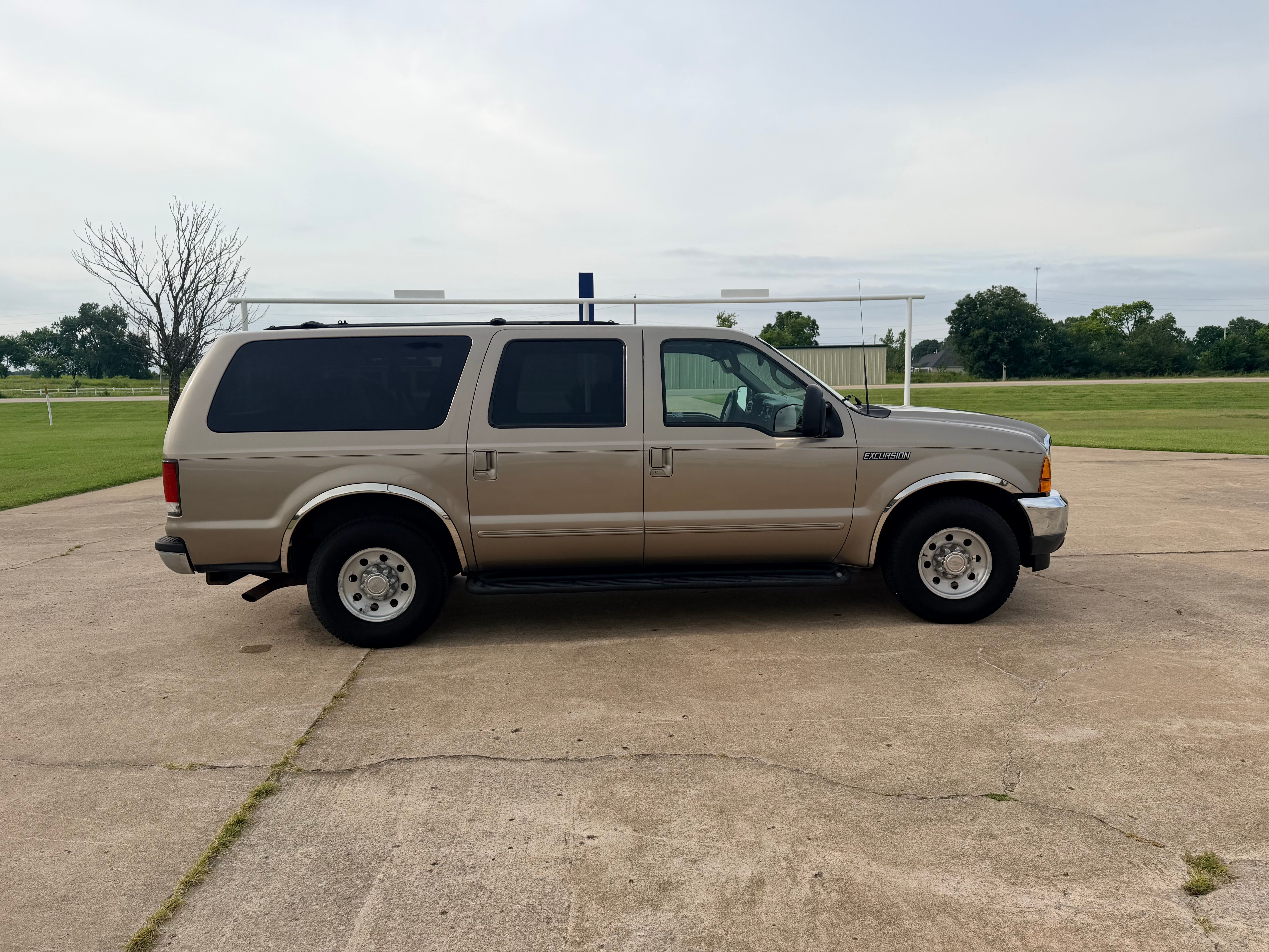 Used 2000 Ford Excursion 2WD XLT image 4
