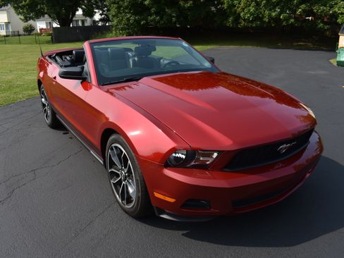 Used 2010 Ford Mustang Convertible RWD image 28