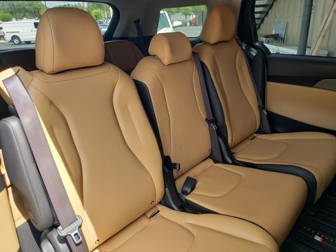 Used 2023 Kia Carnival LX image 22