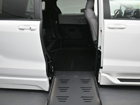 Used 2026 Toyota Sienna LE image 14