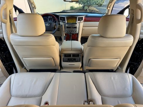 Used 2010 Lexus LX 570 image 30