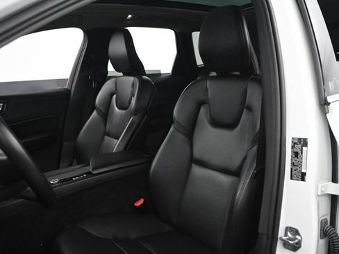 Used 2019 Volvo XC60 T5 Momentum w/ Multimedia Package image 39
