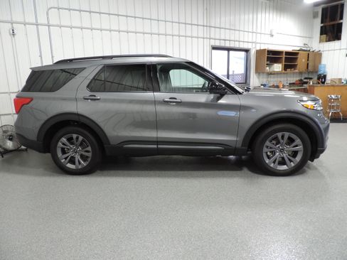 Used 2023 Ford Explorer XLT image 11