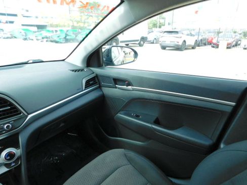Used 2019 Hyundai Elantra SE image 19