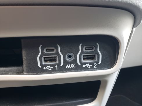 Used 2023 Chrysler Voyager LX image 14