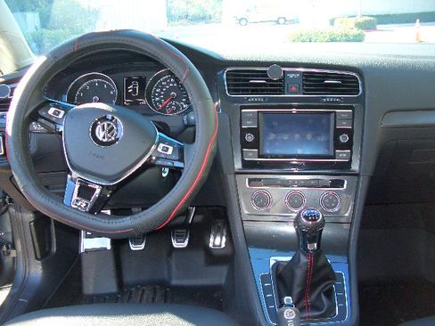 Used 2019 Volkswagen Golf 4-Door FWD image 13