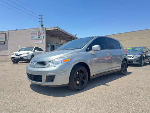 Used 2008 Nissan Versa Hatchback FWD image 3