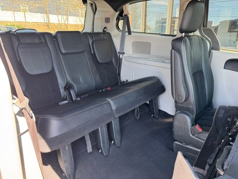 Used 2017 Dodge Grand Caravan SXT image 13