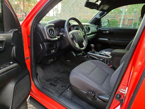 Used 2017 Toyota Tacoma TRD Sport image 9