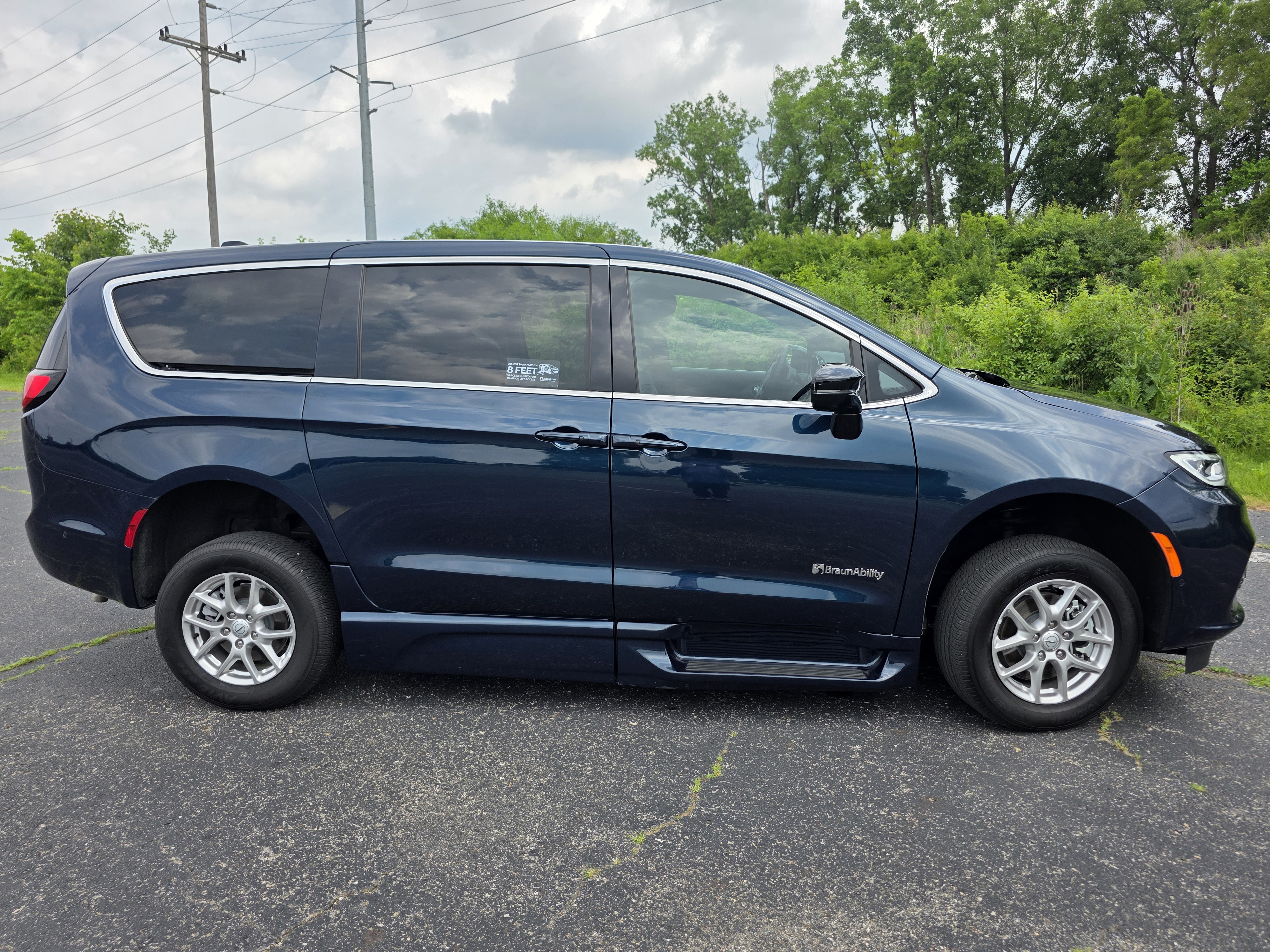 Used 2025 Chrysler Pacifica Select FWD image 4