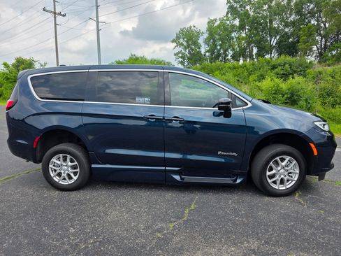 Used 2025 Chrysler Pacifica Select FWD image 4