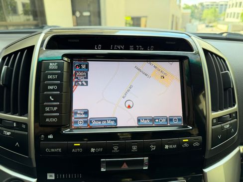 Used 2013 Toyota Land Cruiser image 28