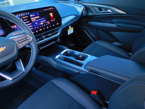 New 2026 Chevrolet Equinox EV LT image 18