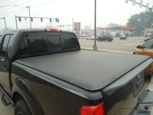 Used 2015 Nissan Frontier 4x4 Crew Cab SV image 3