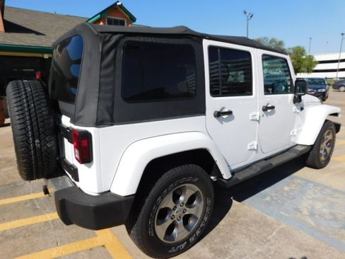 Used 2018 Jeep Wrangler Unlimited Sahara AWD/4WD image 8