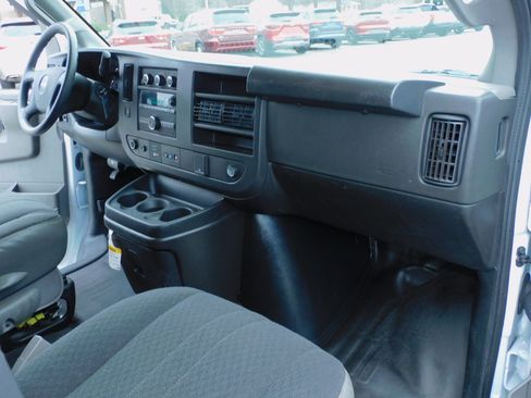 Used 2024 GMC Savana 2500 image 3