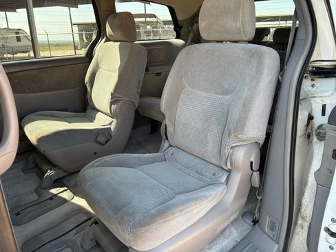 Used 2007 Toyota Sienna LE Minivan 4D FWD image 10