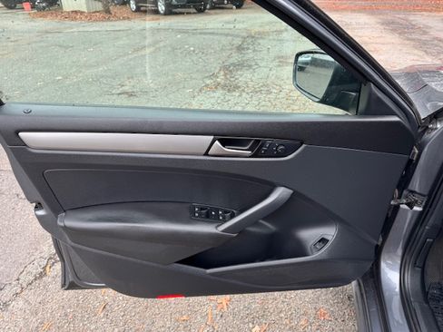 Used 2014 Volkswagen Passat 2.5 S image 9