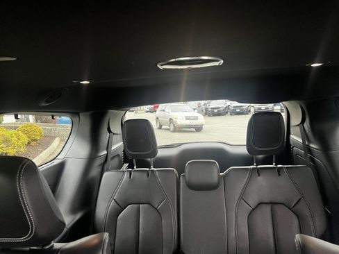 Used 2024 Chrysler Pacifica Select image 9