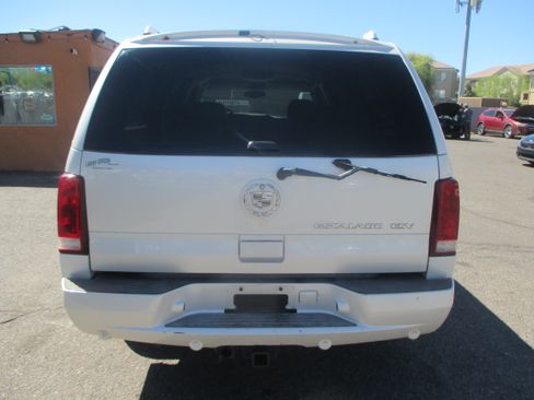 Used 2005 Cadillac Escalade ESV Premium image 11