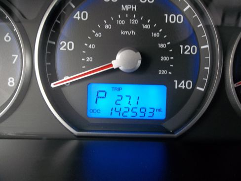 Used 2011 Hyundai Santa Fe GLS image 8