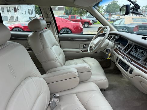 Used 1997 Lincoln Town Car Signature RWD image 21