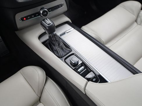 Used 2020 Volvo XC90 T6 R-Design image 24