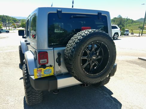Used 2015 Jeep Wrangler 4WD Unlimited Sahara image 12
