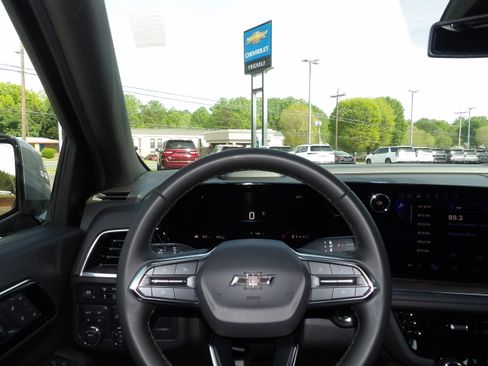 Used 2025 Chevrolet Suburban Z71 image 2