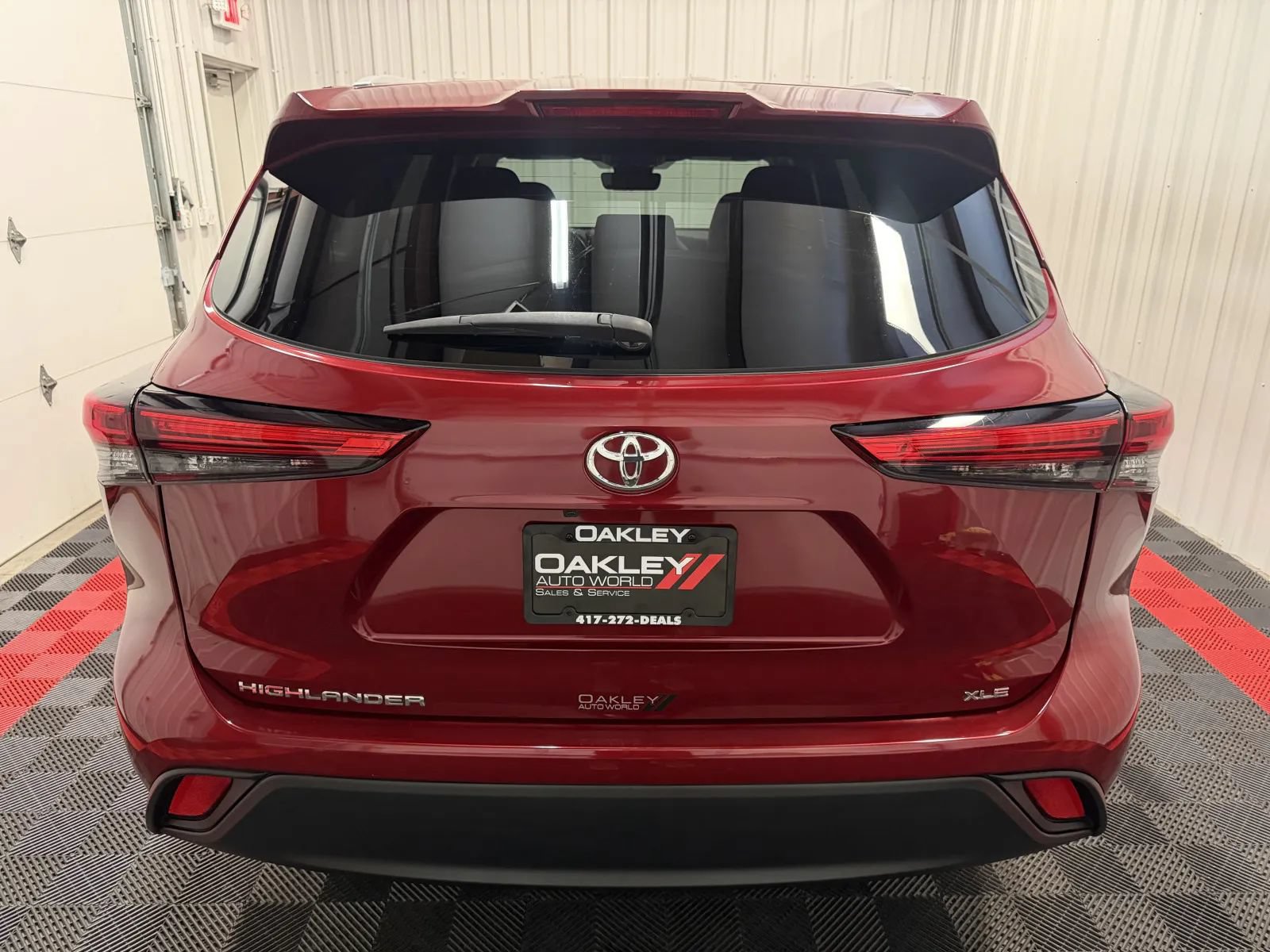 Used 2023 Toyota Highlander XLE FWD image 3