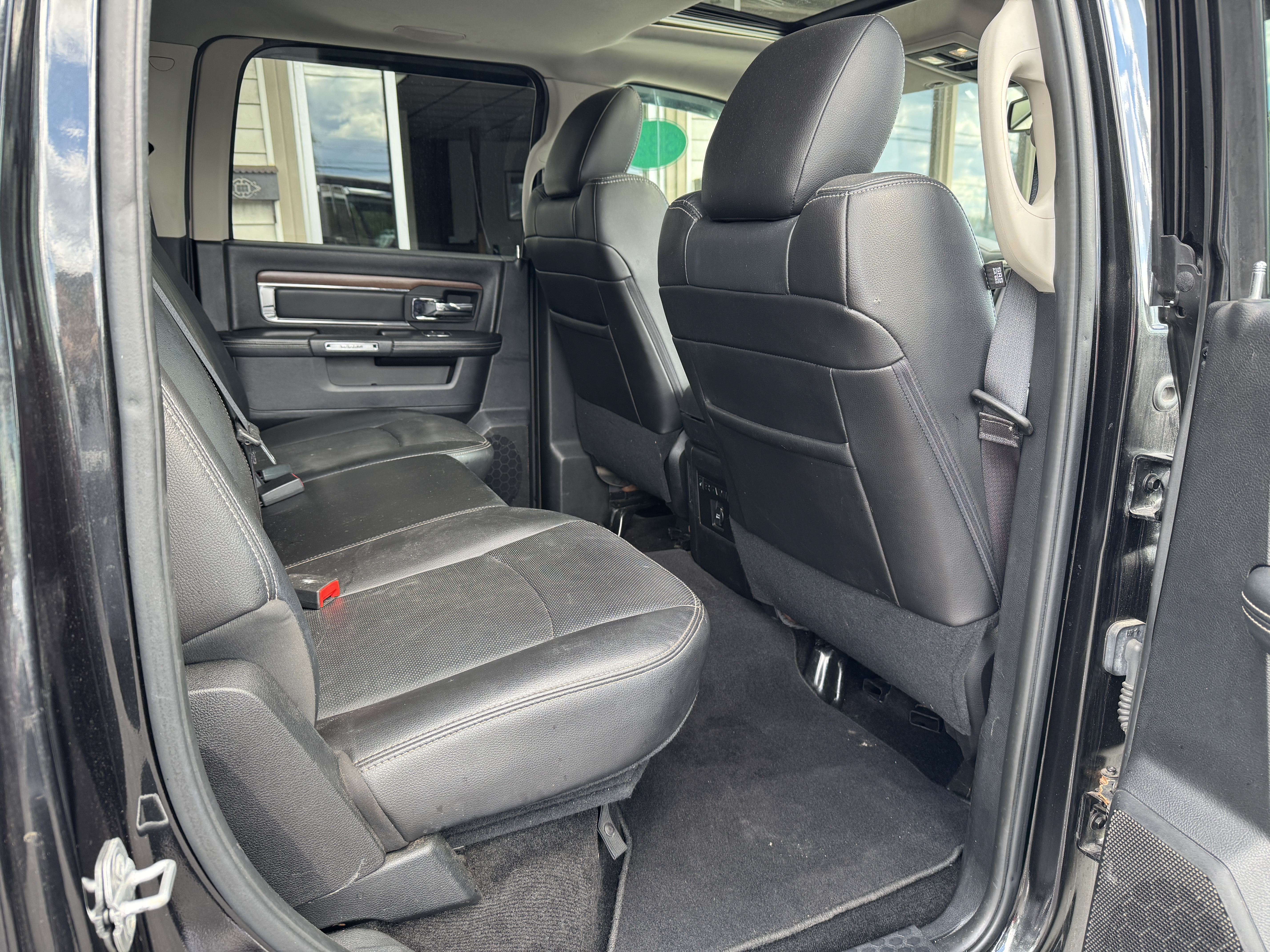 Used 2015 RAM 1500 4x4 Crew Cab Laramie image 18