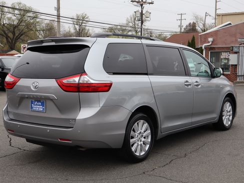 Used 2017 Toyota Sienna XLE image 8