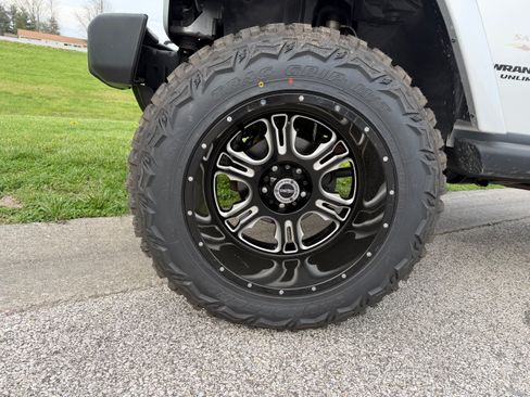 Used 2012 Jeep Wrangler Unlimited Sahara AWD/4WD image 8