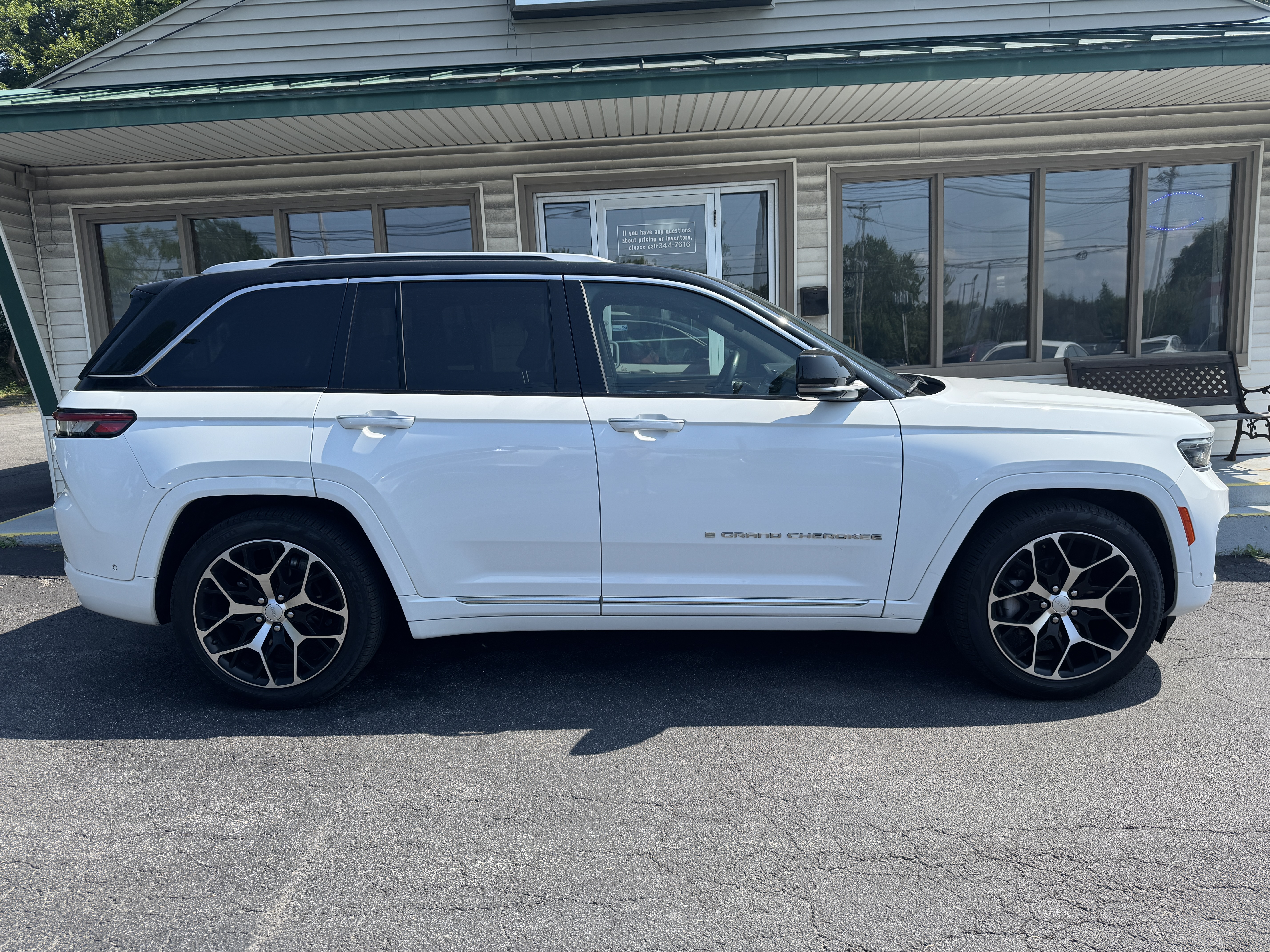Used 2022 Jeep Grand Cherokee 4WD Summit image 1